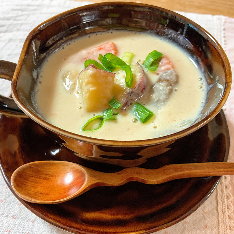 白味噌仕立ての根菜豆乳スープ